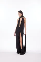 Minivestido negro de microfibra con cuello halter y espalda descubierta.