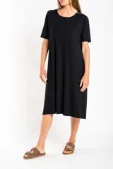 Vestido midi negro de viscosa con elastano, corte recto y mangas cortas.