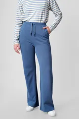 Pantalón de jogging azul con corte recto, cintura alta con cordón ajustable y bolsillos laterales.