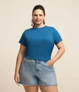 Blusa tipo muscle tee color turquesa, hecha en ribana de viscosa y poliéster, con escote redondo y sin sisas.