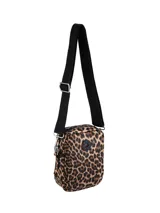 Bandolera pequeña con estampado de leopardo, correa larga regulable de tela negra con logo de la marca.