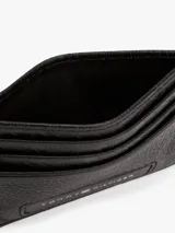 Tarjetero de cuero negro con múltiples ranuras para tarjetas y logo metálico de Tommy Hilfiger en el frente.