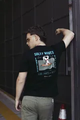 Remera blanca de algodón con cuello redondo y manga corta. Estampa pequeña en el pecho con un sol y texto.