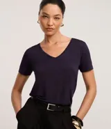 Blusa tipo camiseta de manga corta, color azul marino oscuro, con escote en V.