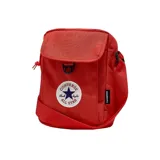 Morral crossbody rojo con varios bolsillos, incluyendo un frontal con cierre de gancho y un compartimento trasero oculto, adornado con un parche Chuck Taylor All Star.