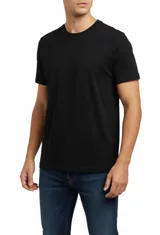 Remera negra de manga corta y cuello redondo.