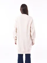 Saco color beige de tejido de punto, con mangas largas y corte holgado.