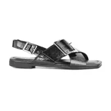 Sandalia casual de cuero sintético color negro charol, con tiras cruzadas y hebilla metálica plateada.