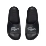 Ojotas Lacoste Serve Slide 2.0 negras con logo de cocodrilo gris en la tira.