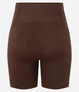 Conjunto deportivo de dos piezas, color fucsia vibrante, compuesto por un top deportivo de escote redondo y una bermuda ciclista de tiro alto.