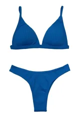 Conjunto de bikini azul eléctrico de lycra acanalada, compuesto por un corpiño triangular con tirantes finos y una bombacha tipo tanga.