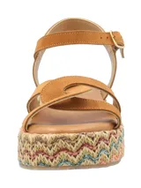 Sandalias con plataforma de rafia multicolor y tiras de cuero color suela.