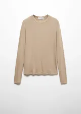 Camiseta verde de manga larga con cuello redondo y corte ajustado.