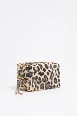 Neceser mediano Bimba y Lola con estampado animal print de leopardo en tonos beige y negro. Tiene estructura blanda, cierre con cremallera, logo metálico y bolsillo interior.