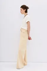 Pantalón jean oxford color amarillo, de tiro alto y corte ancho.