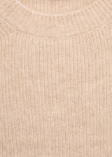 Jersey de punto color beige, de manga corta y cuello redondo.