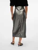 Falda midi de cuero sintético color gris plomo, de corte recto con abertura frontal.