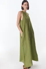 Vestido largo blanco de lino, sin mangas y con bolsillos laterales.