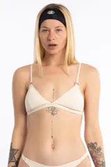 Top de bikini triangular color crudo, con breteles regulables, argolla en bretel y broche en espalda.