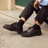 Mocasín negro de cuero con plataforma track y cordones.