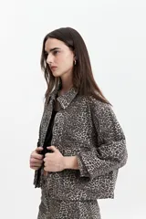 Campera de jean azul oscuro de corte relajado.