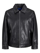 Chaqueta de cuero negra con cuello clásico, cierre frontal con cremallera, mangas largas con puños abotonados y bolsillos laterales con cremallera.