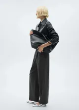 Pantalón de vestir gris con diseño a cuadros, corte recto, tiro alto y bolsillos laterales.