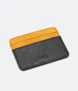 Billetera tarjetero de poliuretano color negro con recorte superior color mostaza y logo Viko grabado en la parte inferior.