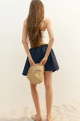 Minifalda circular azul marino de tejido liviano de algodón, con cintura elastizada y tiras decorativas a ambos lados.