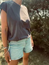 Musculosa negra oversize con sisas amplias.