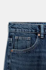 Pantalón de jean azul de corte recto y tiro medio.