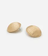 Aretes tipo botón redondos de bisutería, color dorado claro, con textura de líneas verticales acanaladas.