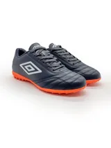 Championes de fútbol Umbro Classic II TF, color blanco con detalles en negro, con capellada de PU, forro de poliéster y suela de caucho.