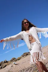 Camisa tejida a mano en crochet, color beige natural. Posee detalle de flecos en el ruedo y una textura calada.