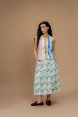 Chaleco tipo sastre con estampado a cuadros y flores, con escote en V y lazos para atar en la parte delantera.