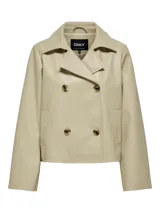 Chaqueta corta de cuero sintético color beige, con cuello clásico, doble botonadura y bolsillos laterales.