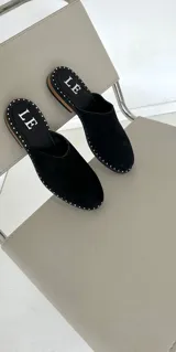 Mules con estampado animal print, forro interior color marrón y suela color caramelo.