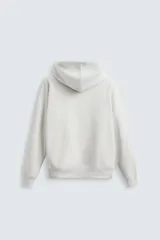 Sudadera con capucha color crudo, de corte relajado, confeccionada en tejido de algodón con interior rizado. Cuenta con cuello con capucha, manga larga, bolsillo frontal tipo canguro y acabados en rib.