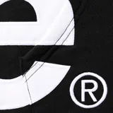 Hoodie Supreme negra con cierre frontal, capucha y bolsillo tipo canguro. Logotipo "Supreme" grande en color blanco en el frente.