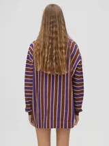 Chomba de algodón a rayas verticales color marrón, lila y blanco, de corte oversize con cuello camisero y puños en color marrón.