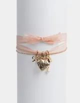 Set de dos chokers: uno con cinta de encaje color durazno y otro con cadena dorada y multidijes colgantes (relicario, corazón, candado, moño y perla).