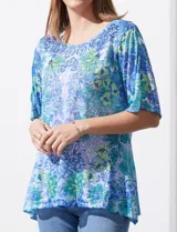 Blusa de modal estampado en tonos azules y verdes, marca Ruby Rd. Tiene mangas cortas con abertura y apliques de brillos en el frente.