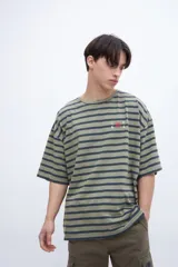 Remera verde con rayas horizontales azul marino, corte boxy y estampado con el número 1956 en el pecho.