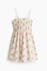 Vestido corto de algodón con estampado floral, cuerpo fruncido, escote cuadrado y breteles spaghetti.