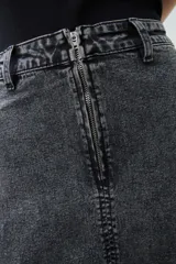 Maxi falda de jean gris oscuro con diseño de paneles y cinturón con hebillas plateadas.