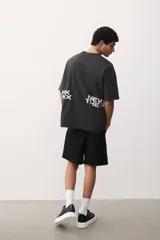 Short negro de lona de algodón, con cintura elástica ajustable con cordón, bolsillos laterales y bolsillo trasero.