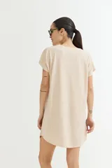 Vestido corto color verde oliva con estampado de dos rostros en color blanco.