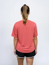 Remera deportiva celeste con logo Umbro estampado en el pecho.