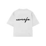 Remera blanca de algodón con corte oversize y estampado con la palabra 'nenefa' en cursiva negra en la espalda.