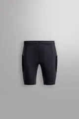 Calzas cortas de entrenamiento negras, confeccionadas en tejido técnico elástico en cuatro direcciones. Cuentan con cintura elástica ajustable con cordón interior, bolsillos laterales de fácil acceso y logo estampado en la espalda.